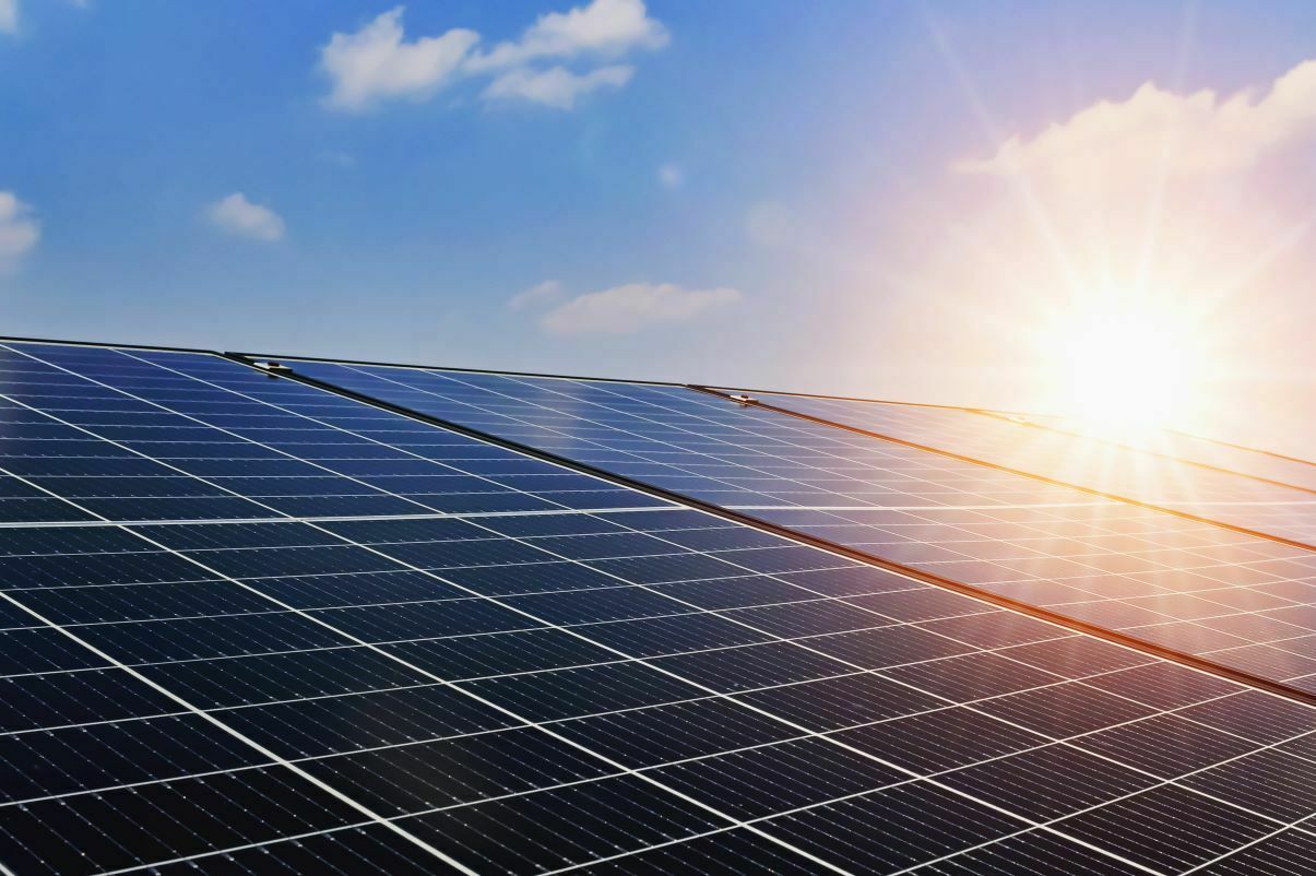 Aurinkopaneelit keräävät aurinkoenergiaa