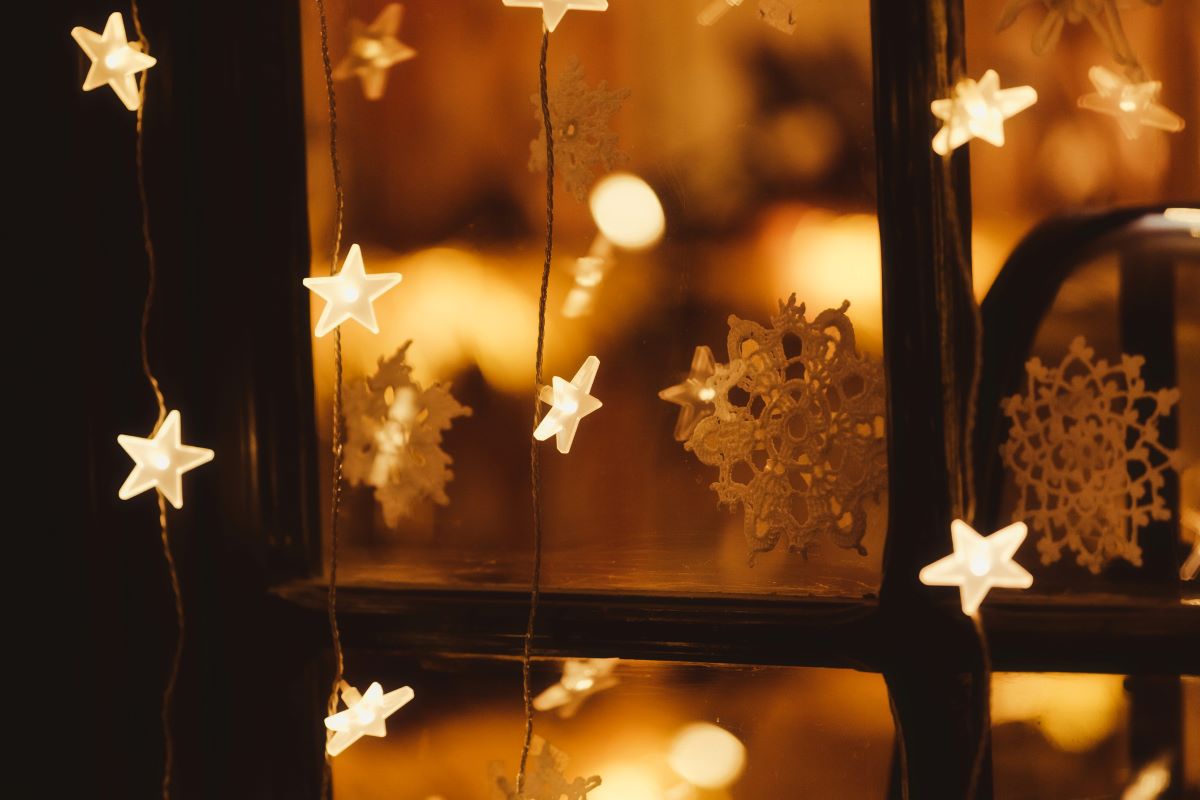 Jouluvalot ikkunassa